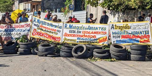 Moradores protestam por realocação em bairro próximo a mina em Maceió