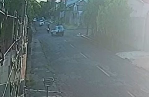 Imagem referente a Câmera flagra colisão que envolveu moto de alta cilindrada no São Cristóvão