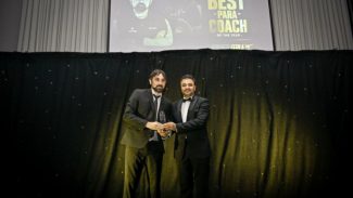 Treinador de parataekwondo apoiado pelo Estado recebe prêmio de melhor do mundo