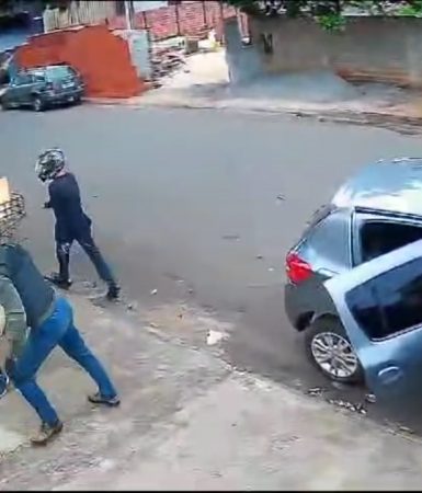 Vídeo: Fortemente armados, homens invadem residência para realizarem execução, mas morrem em confronto com a PM