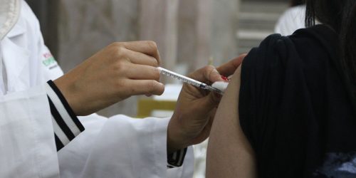 Imagem referente a Saúde monitora novas variantes e reforça vacinação contra covid-19