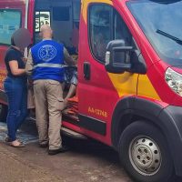 Idosa é socorrida após sofrer queda no interior de colégio no Maria Luiza