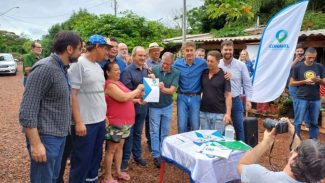 Cohapar entrega 76 matrículas de regularização fundiária para famílias de Cascavel