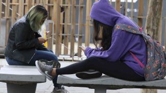 Rio quer ampliar proibição de celular na escola; pedagogos questionam