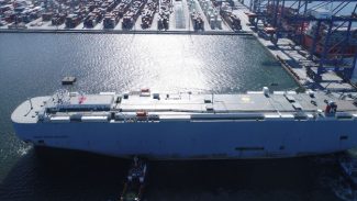 Portos do Paraná realiza operação inédita para atracação de navio de cargas rolantes