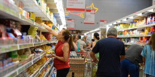 Imagem referente a Preço de alimentos e juros contribuíram para frear inflação em 2023