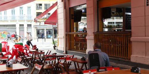 Imagem referente a Mais da metade dos bares e restaurantes opera sem lucro em novembro