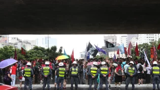 Estudantes protestam contra alta na tarifa do transporte por trilhos