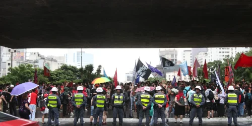Imagem referente a Estudantes protestam contra alta na tarifa do transporte por trilhos