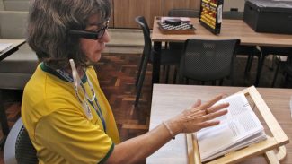 Biblioteca Pública desenvolve projeto de leitura por telefone para idosos em asilos