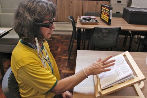 Imagem referente a Biblioteca Pública desenvolve projeto de leitura por telefone para idosos em asilos