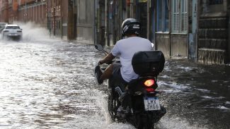 Chuva leva prefeito do Rio a decretar situação de emergência