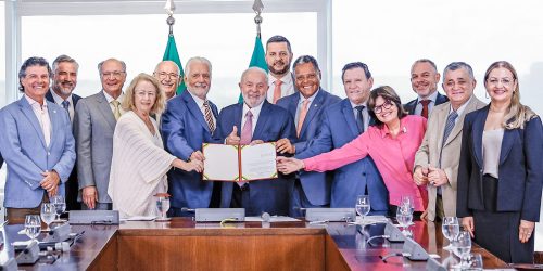 Imagem referente a Lula sanciona lei que define revisão de pagamento de serviços do SUS