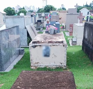 Imagem referente a Maldade ou homenagem? Foto de mulher colada em túmulos intriga visitantes do Cemitério Central