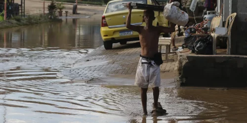 Imagem referente a Drenagem inoperante retarda escoamento de águas na Baixada Fluminense