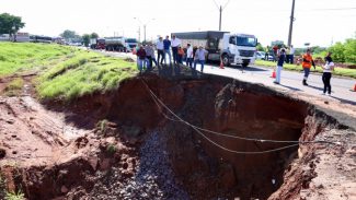 Obra emergencial vai recuperar trecho da PR-323 em Umuarama, danificado por chuvas