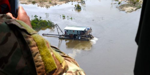 Imagem referente a Aviões ilegais entram diariamente no Território Yanomami