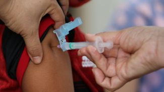 Fiocruz: vacinas protegem crianças de covid longa, infecção e morte