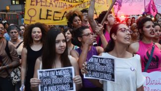 Leis municipais e estaduais dificultam acesso ao aborto legal