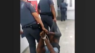 Rapaz amarrado com cordas por policiais pede indenização por tortura