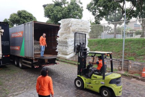 Imagem referente a Defesa Civil do Paraná manda caminhão com 150 colchões e cestas básicas para Guaratuba