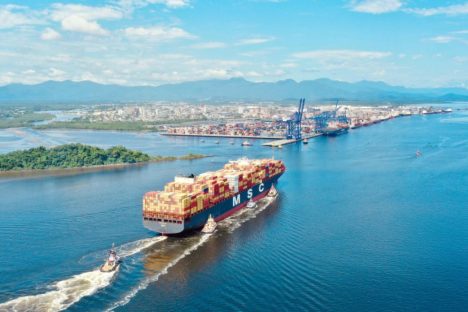 Imagem referente a Porto de Paranaguá recebe maior navio porta-contêineres em comprimento: 366 metros