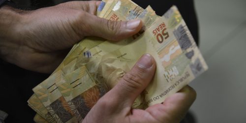 Imagem referente a Salário mínimo de R$ 1.412 começa a ser pago nesta quinta-feira