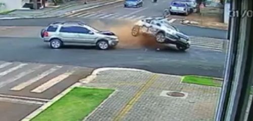Imagem referente a Street View vai ter ângulos diferenciados; Carro do Google tomba após colisão
