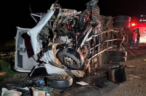 Imagem referente a Três pessoas morrem em colisão frontal envolvendo caminhonete e caminhão na PR-463