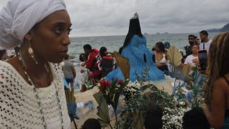 Homenagem a Iemanjá reúne milhares de pessoas no Arpoador