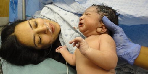 Imagem referente a Conselho Federal de Enfermagem define normas para parto domiciliar