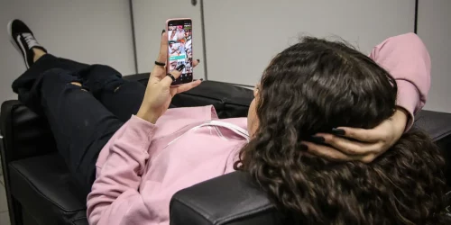 Imagem referente a Governo lançará guia para uso consciente de telas por adolescentes