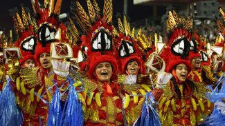 Vai-Vai abre segundo dia desfiles no sambódromo paulistano
