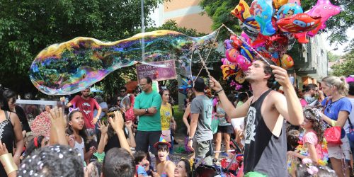Blocos infantis comandam carnaval nas ruas de Brasília este domingo