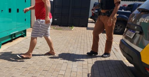 Imagem referente a Com mandado de prisão por CNH falsa, homem é preso após ser flagrado levando criança sem cinto no banco da frente