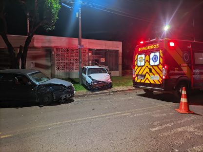 Imagem referente a Mulher fica ferida em forte batida entre dois carros na Rua Maracaí no Floresta