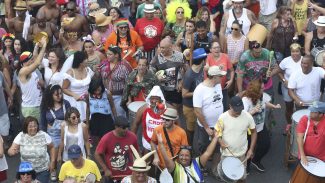 Carnaval de rua em Brasília tem críticas políticas nesta terça-feira