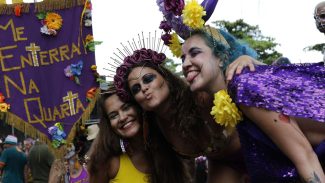 No bloco Me Enterra na Quarta, foliões negam fim do carnaval do Rio