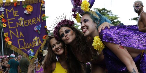 Imagem referente a No bloco Me Enterra na Quarta, foliões negam fim do carnaval do Rio