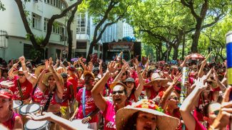 Quizomba faz último desfile do carnaval de rua de 2024 pregando o amor