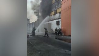 Incêndio destrói galpão com milhares de produtos eletrônicos em Santos