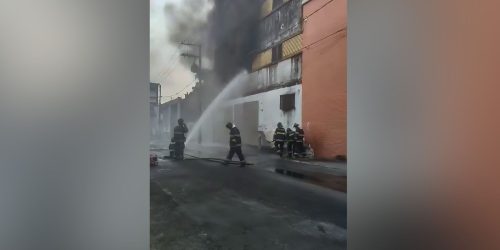 Imagem referente a Incêndio destrói galpão com milhares de produtos eletrônicos em Santos