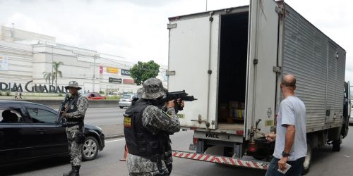 Imagem referente a Nove caminhões de cargas foram roubados por dia no Rio em 2023