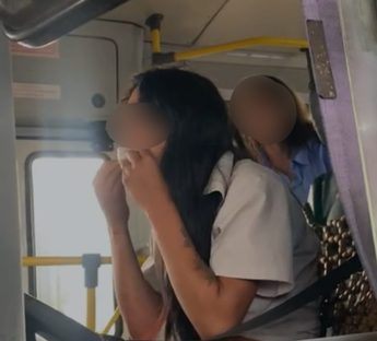 Imagem referente a “Sai Deolane, sai”: Mulher entra em surto no volante de ônibus, come papel e grita com motorista