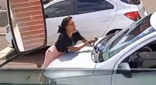 Imagem referente a “Sai Deolane, sai” ataca novamente: em surto, mulher quebra palhetas de veículo
