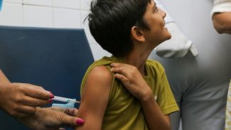 Rio inicia vacinação de crianças de 10 anos contra a dengue
