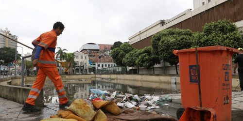 Imagem referente a Mais de 90% dos brasileiros contam com serviço de coleta de lixo