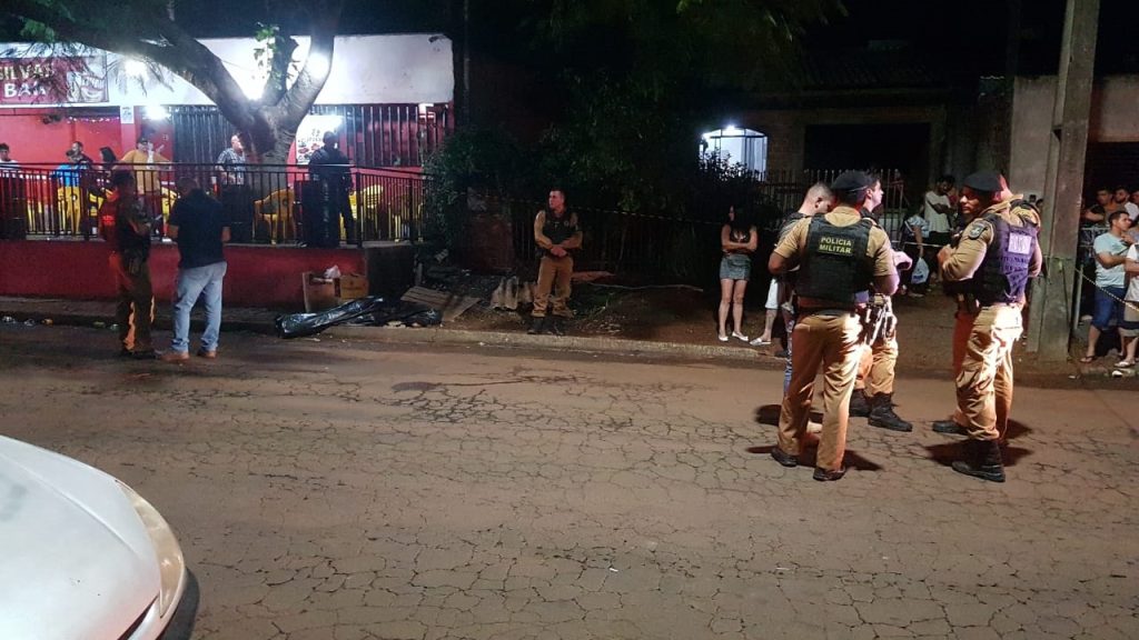 Homem é morto a tiros e mulher é baleada em bar na Rua Maracaí, no Jardim Colonial