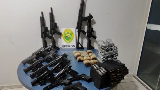 PMPR apreende quatro fuzis, 16 pistolas e milhares de munições em São Miguel do Iguaçu