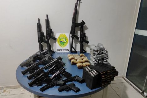Imagem referente a PMPR apreende quatro fuzis, 16 pistolas e milhares de munições em São Miguel do Iguaçu
